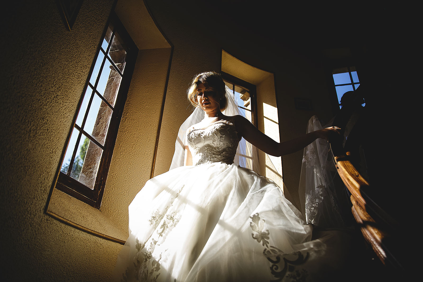 Mariage au Château de Beguin David Pommier photographe de mariage. La magnifique mariée descend les escaliers du château
