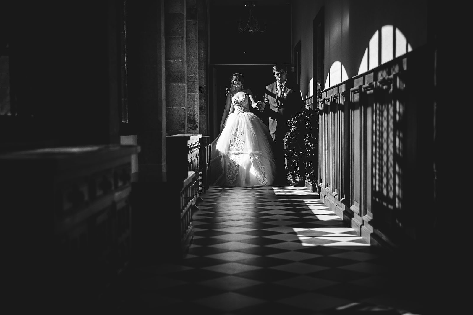 Mariage au Château de Beguin David Pommier photographe de mariage. Les mariés dans les couloirs du château