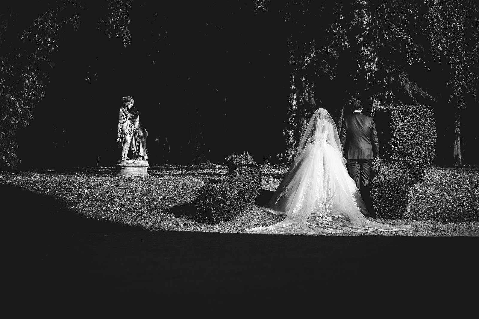 Mariage au Château de Beguin David Pommier photographe de mariage. Les mariés dans le parc
