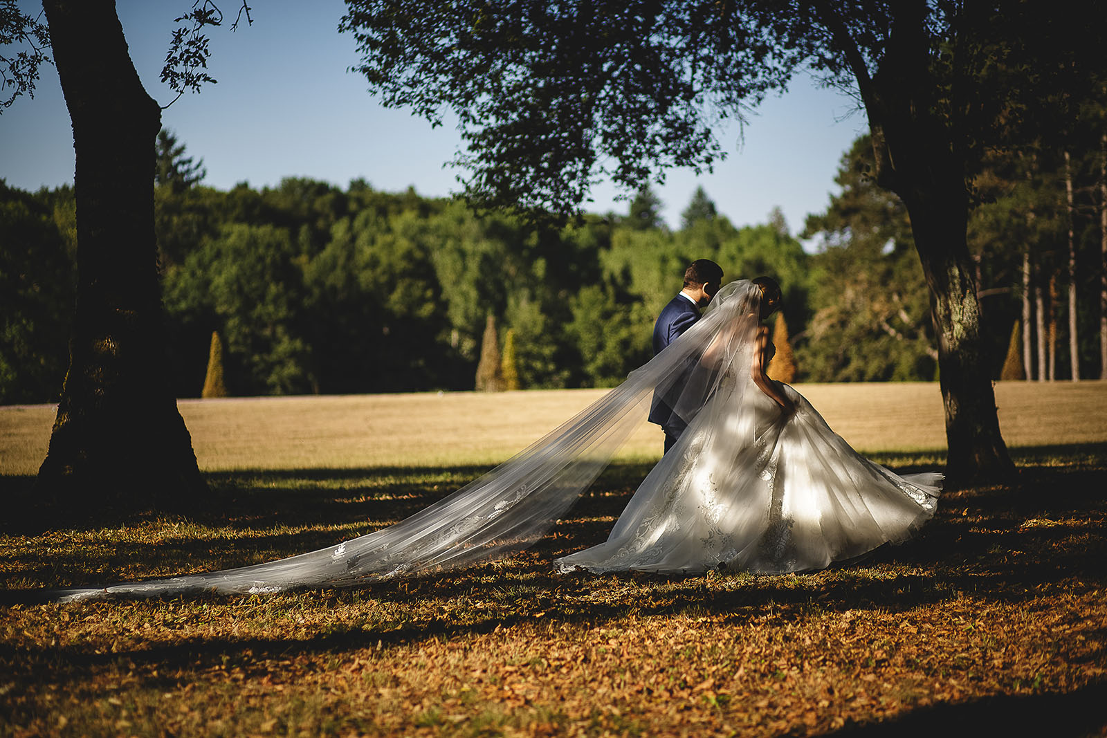 Mariage au Château de Beguin David Pommier photographe de mariage. Les mariés marchent dans le parc du château
