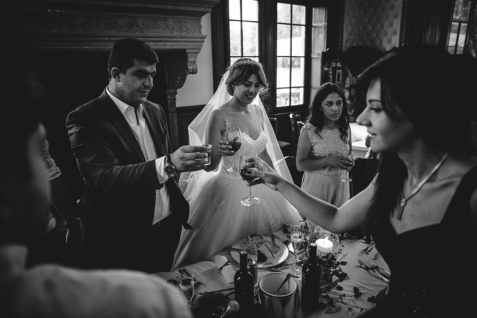 Mariage au Château de Beguin David Pommier photographe de mariage. Les mariés lèvent leur verre