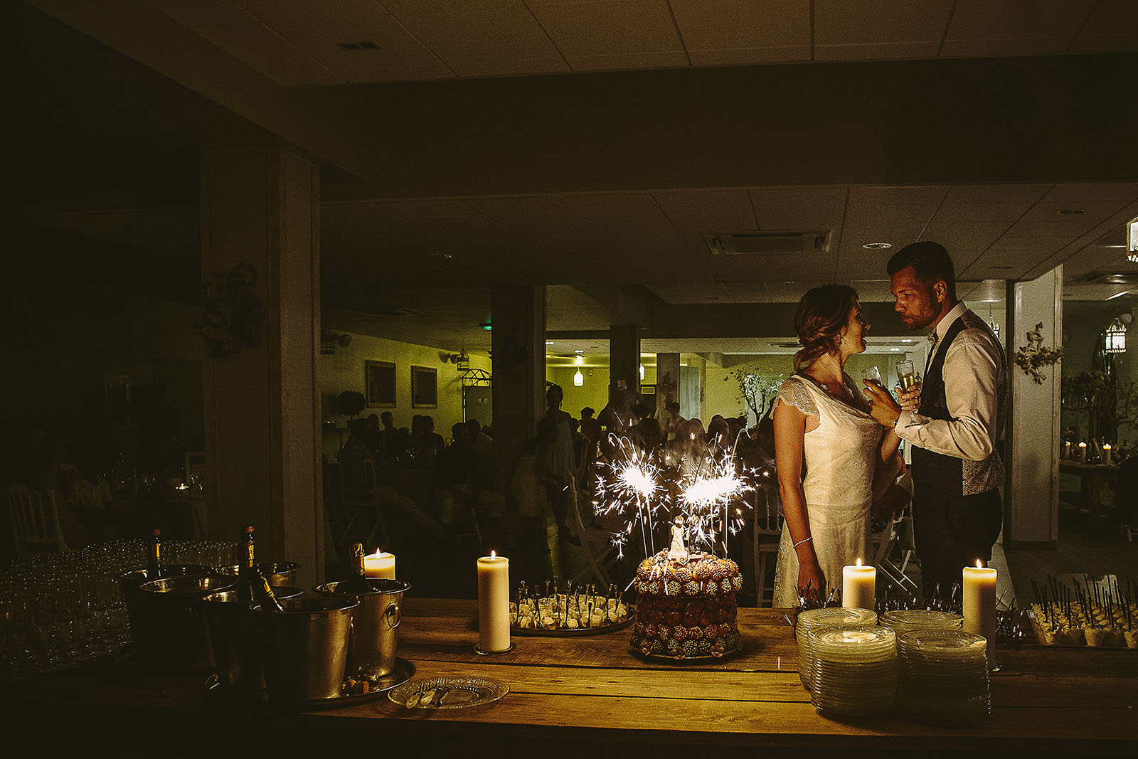Mariage au Comptoir Saint Hilaire. Les mariés boivent le champagne devant le gâteau