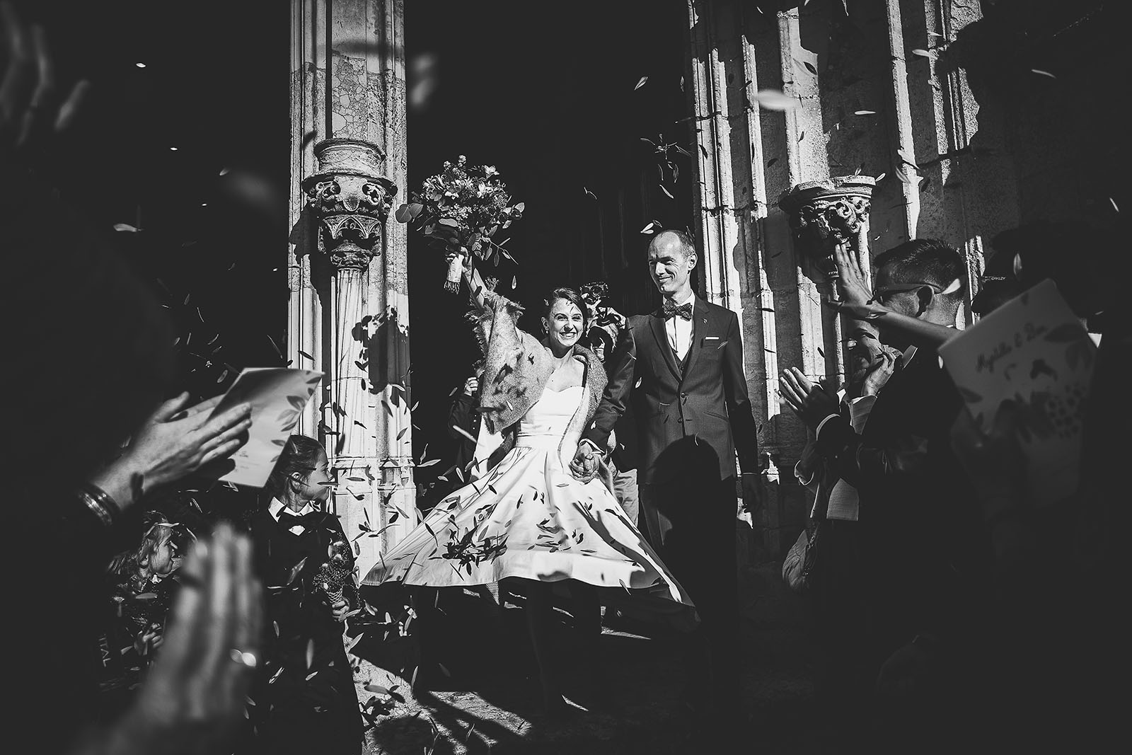 Mariage Manoir des Prévanches. David Pommier photographe de mariage. Belle photo de la sortie de l'église du couple