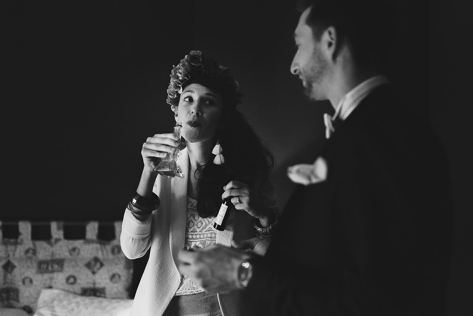 Photographe de mariage à Clermont Ferrand La mariée boit de l'alcool avant la cérémonie