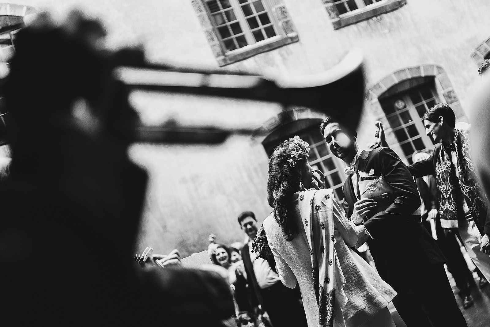 Photographe de mariage à Clermont Ferrand Musique à la sortie de la mairie