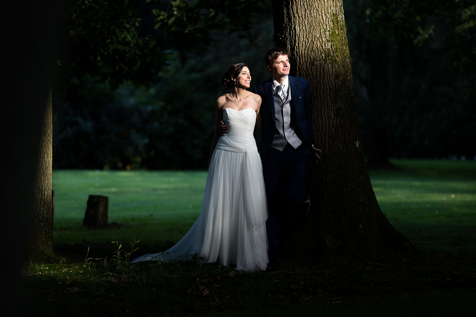 Mariage au Manoir de Corny en Normandie. Portrait des mariés dans les jardins avec une belle lumière