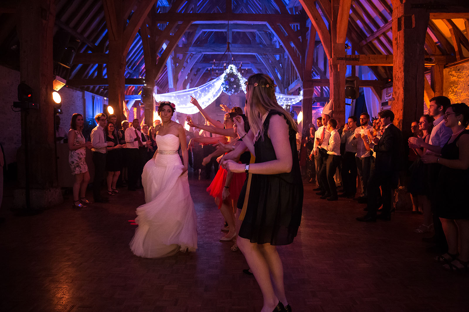 Mariage au Manoir de Corny en Normandie Danse de la mariée avec ses amies