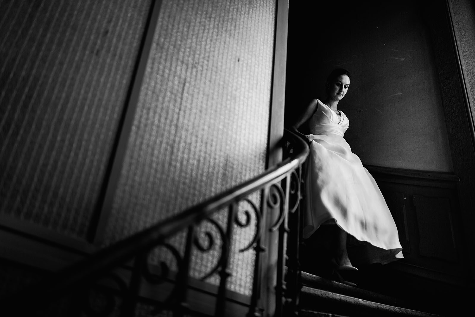 Photographe de mariage à Lyon. La descente d'escalier de la mariée