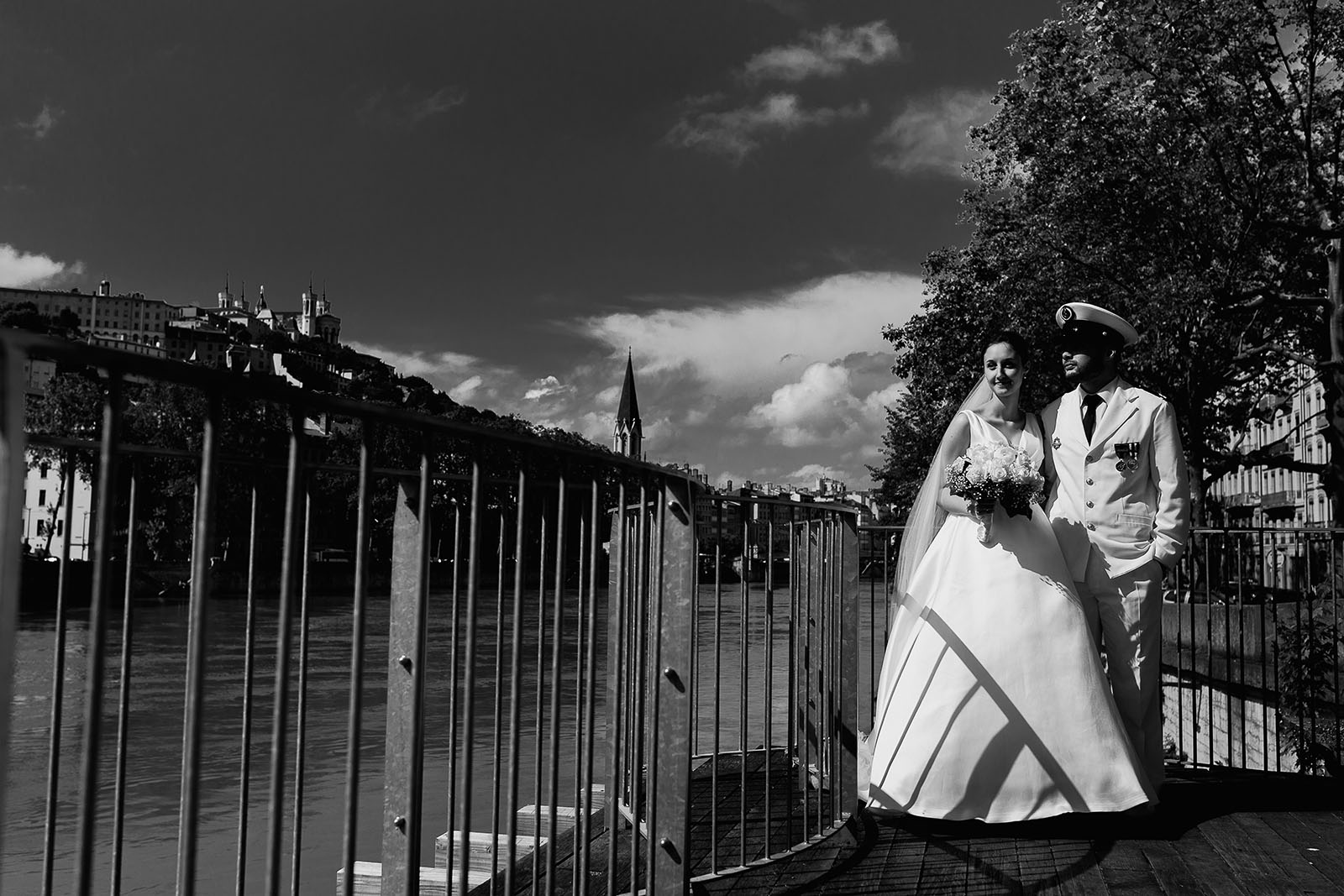 Photographe de mariage à Lyon. Photo de couple devant basilique de Fourvière