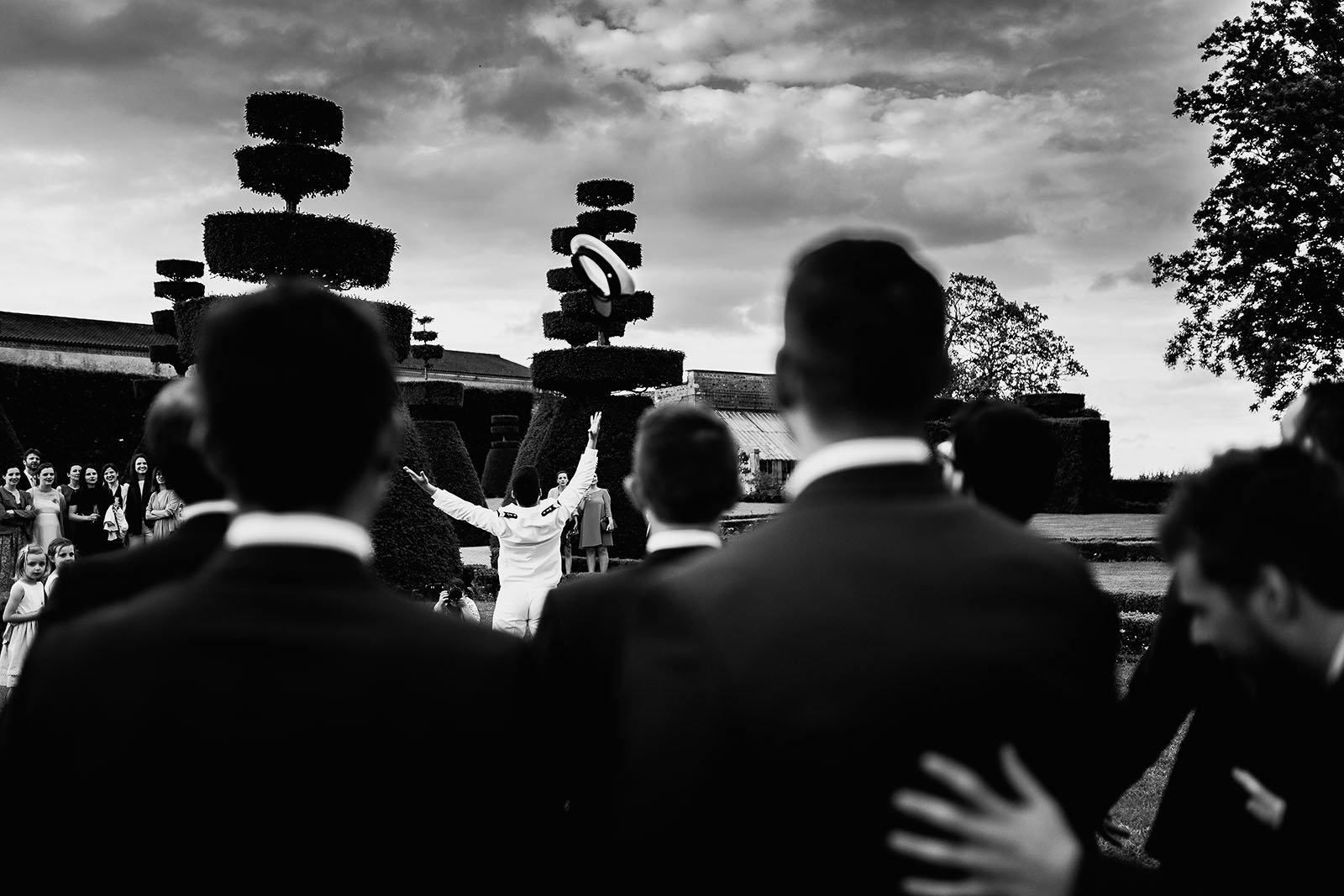 Photographe de mariage à Lyon. Lancer de chapeau marin par le marié au château de Pizay