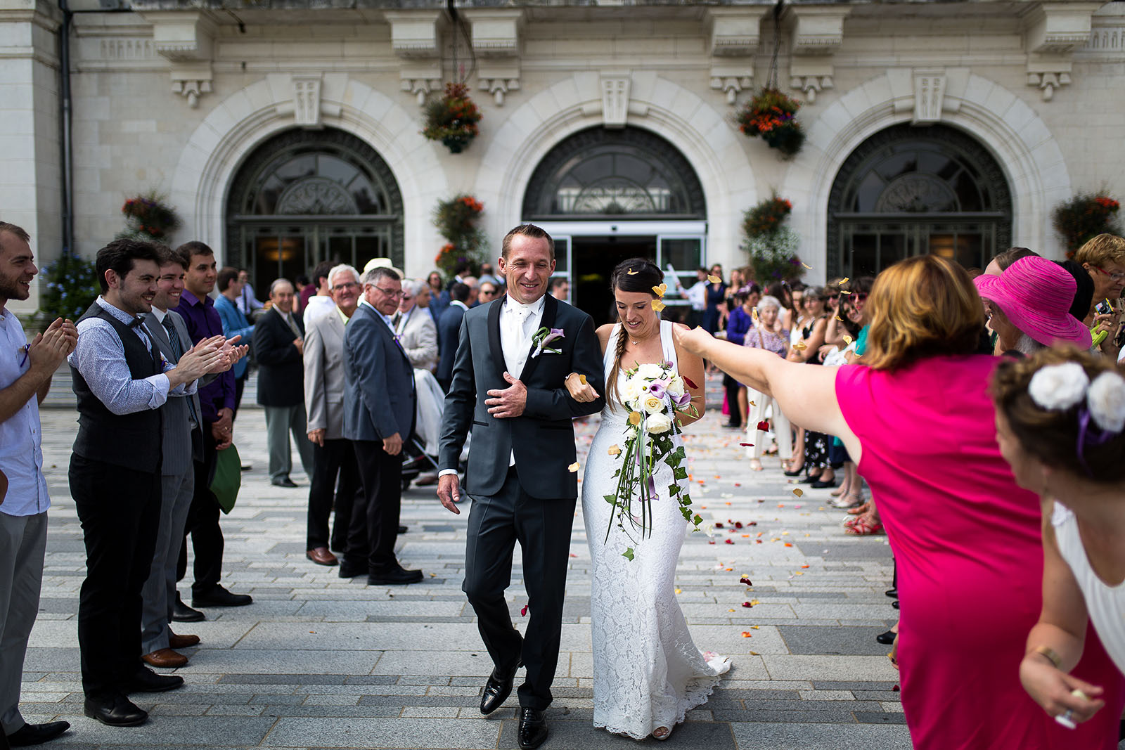 Mariage au château de Bisseret depuis saint Barthélémy jeter de petale sortie mairie montluçon