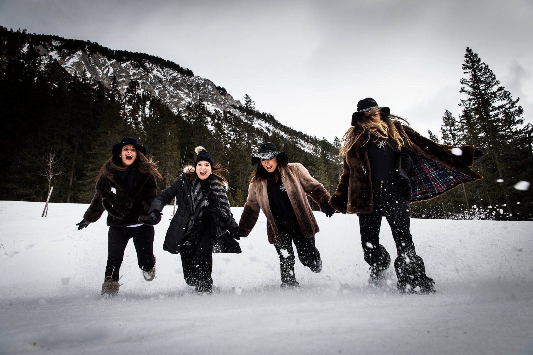 Un enterrement de vie de jeune fille à la montagne filles courent dans la neige à Courchevel