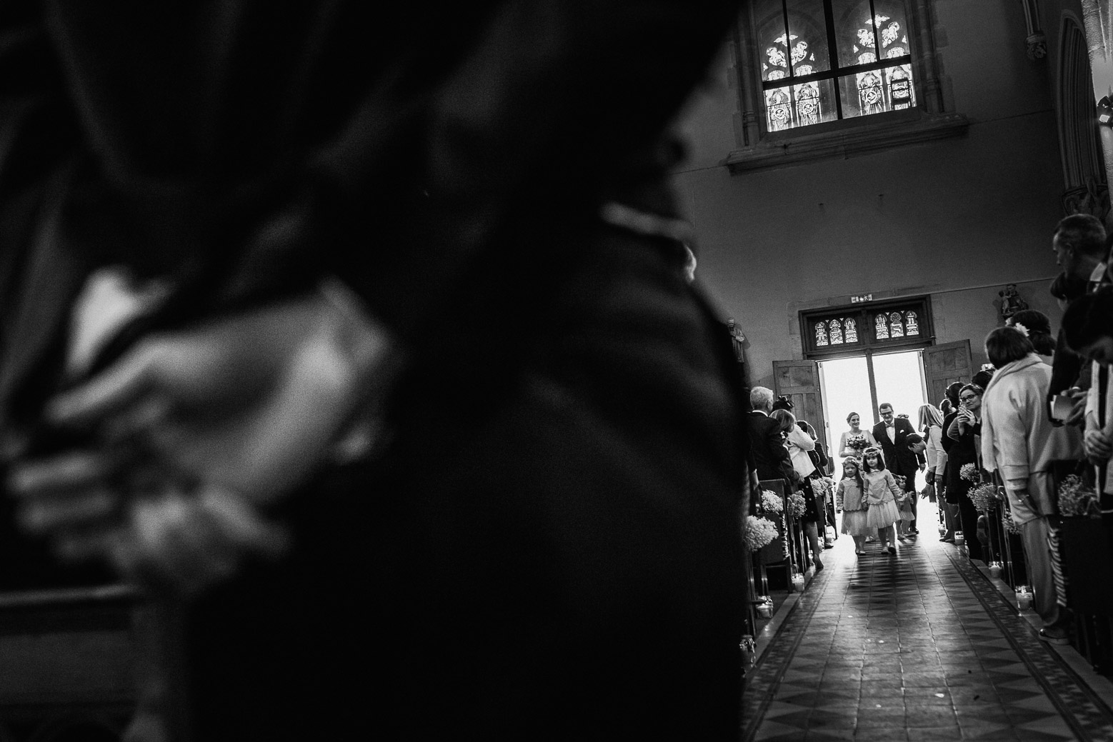 Reportage photo de mariage à Lyon - Manoir de la Garde. Le marié attend la mariée qui entre dans l'église