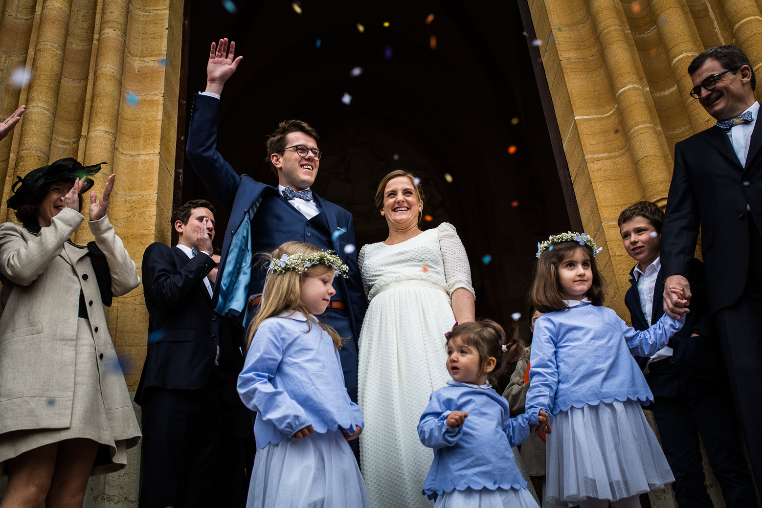 Reportage photo de mariage à Lyon - Manoir de la Garde. Sortie de l'église des mariés