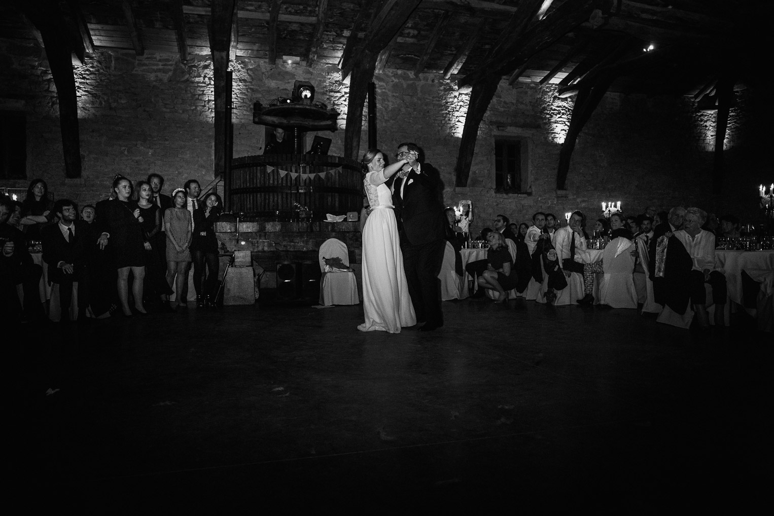 Reportage photo de mariage à Lyon - Manoir de la Garde. La mariée danse avec son papa