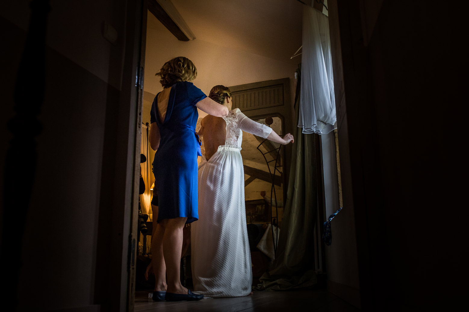 Reportage photo de mariage à Lyon - Manoir de la Garde. La mariée enfile sa robe