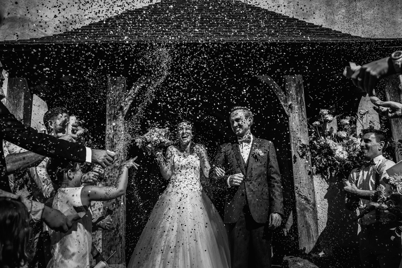 Meilleures photographies de mariage du photographe de mariage David Pommier. Photographe de mariage au château de Beauvoir - Sortie de l'église des mariés sous les confettis Combien coûte un photographe de mariage ?