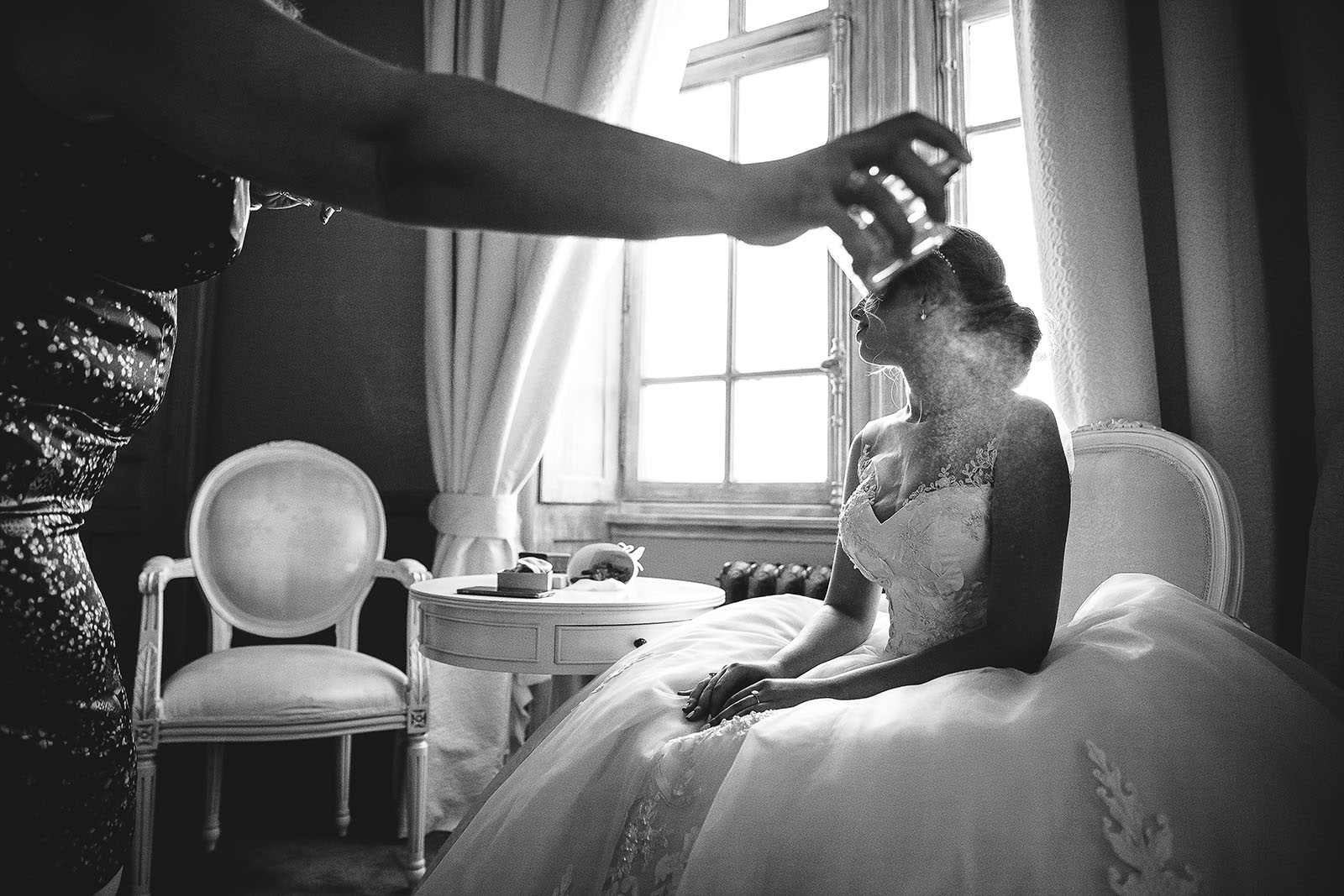 Mariage au Château de Beguin David Pommier photographe de mariage. La mariée se fait parfumer