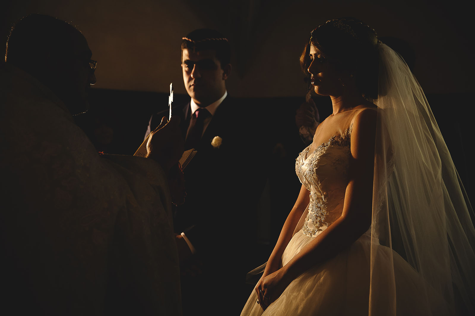 Mariage au Château de Beguin David Pommier photographe de mariage. Portrait des mariés durant la cérémonie religieuse arménienne