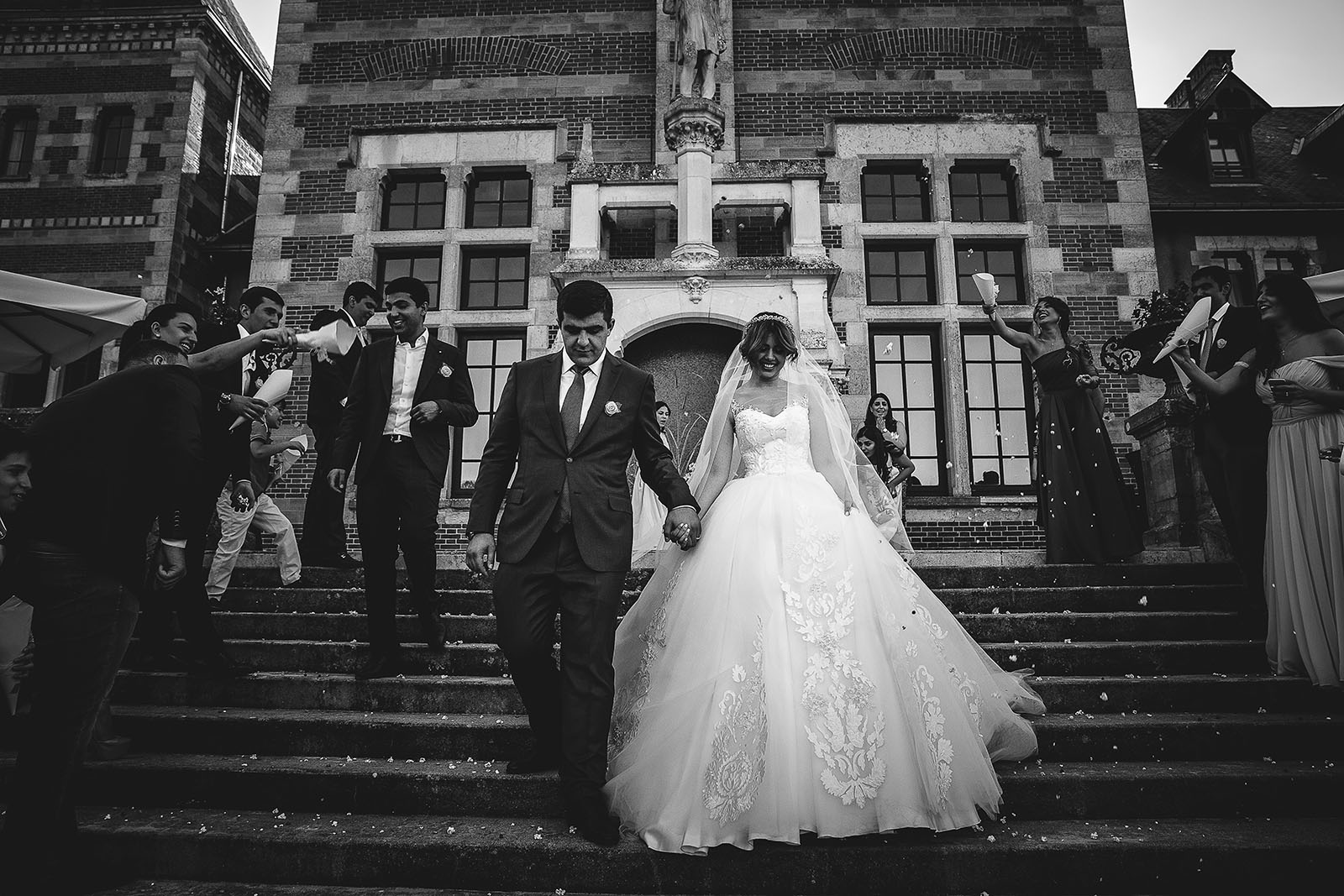 Mariage au Château de Beguin David Pommier photographe de mariage. Les mariés à la sortie de la cérémonie religieuse