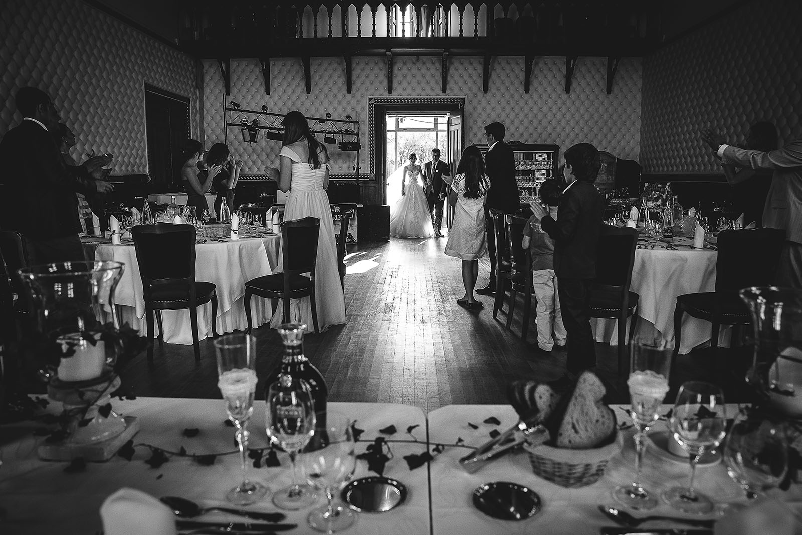 Mariage au Château de Beguin David Pommier photographe de mariage. Les mariés entrent dans la salle de réception
