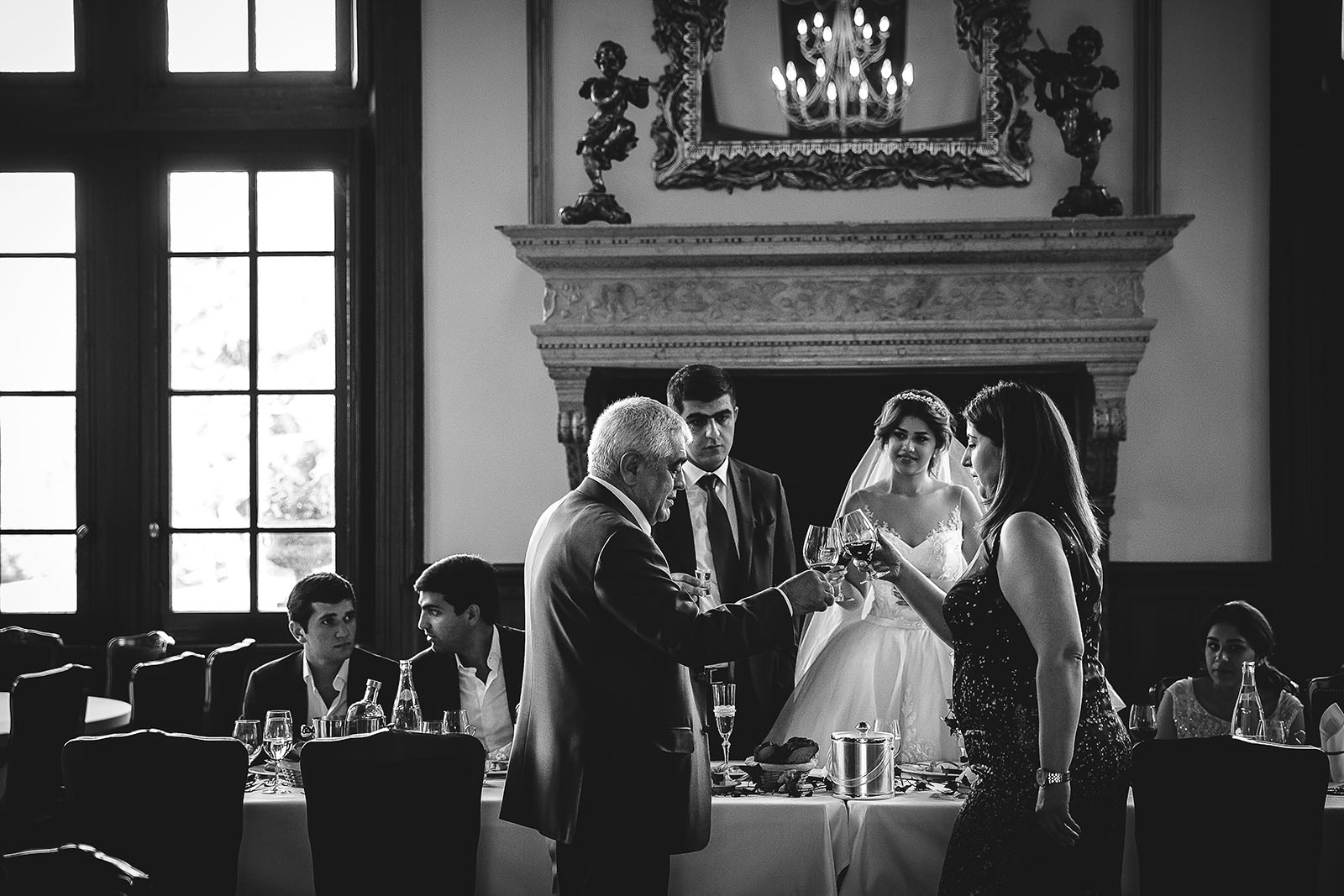 Mariage au Château de Beguin David Pommier photographe de mariage. Les mariés trinquent avec leur parent