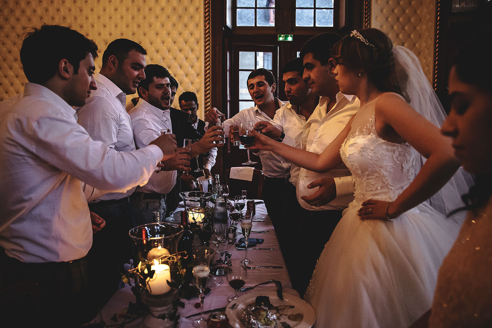 Mariage au Château de Beguin David Pommier photographe de mariage. Les mariés boivent un verre avec leurs amis