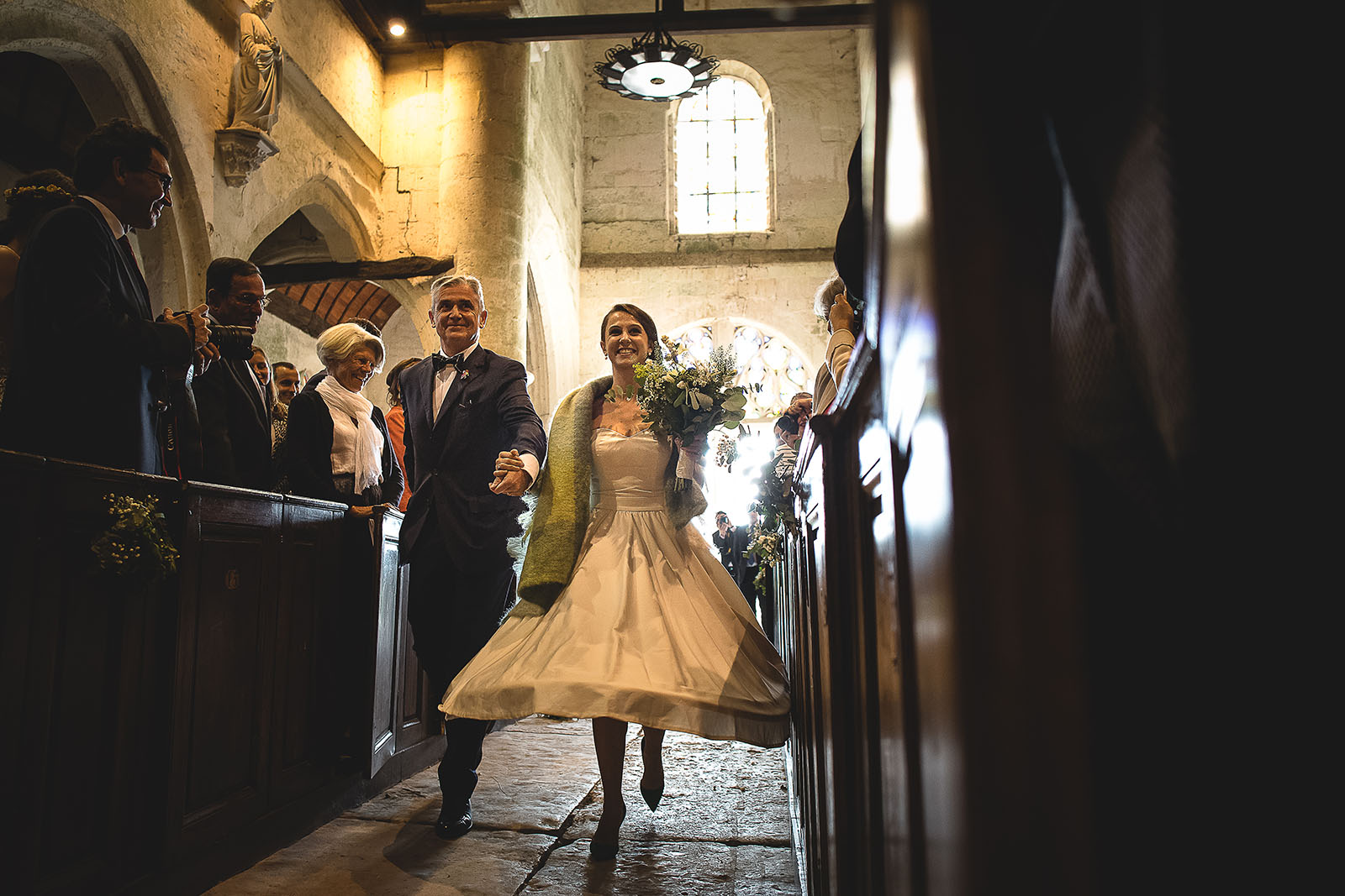 Mariage Manoir des Prévanches. David Pommier photographe de mariage. Entrée de la mariée au bras de son père à l'église