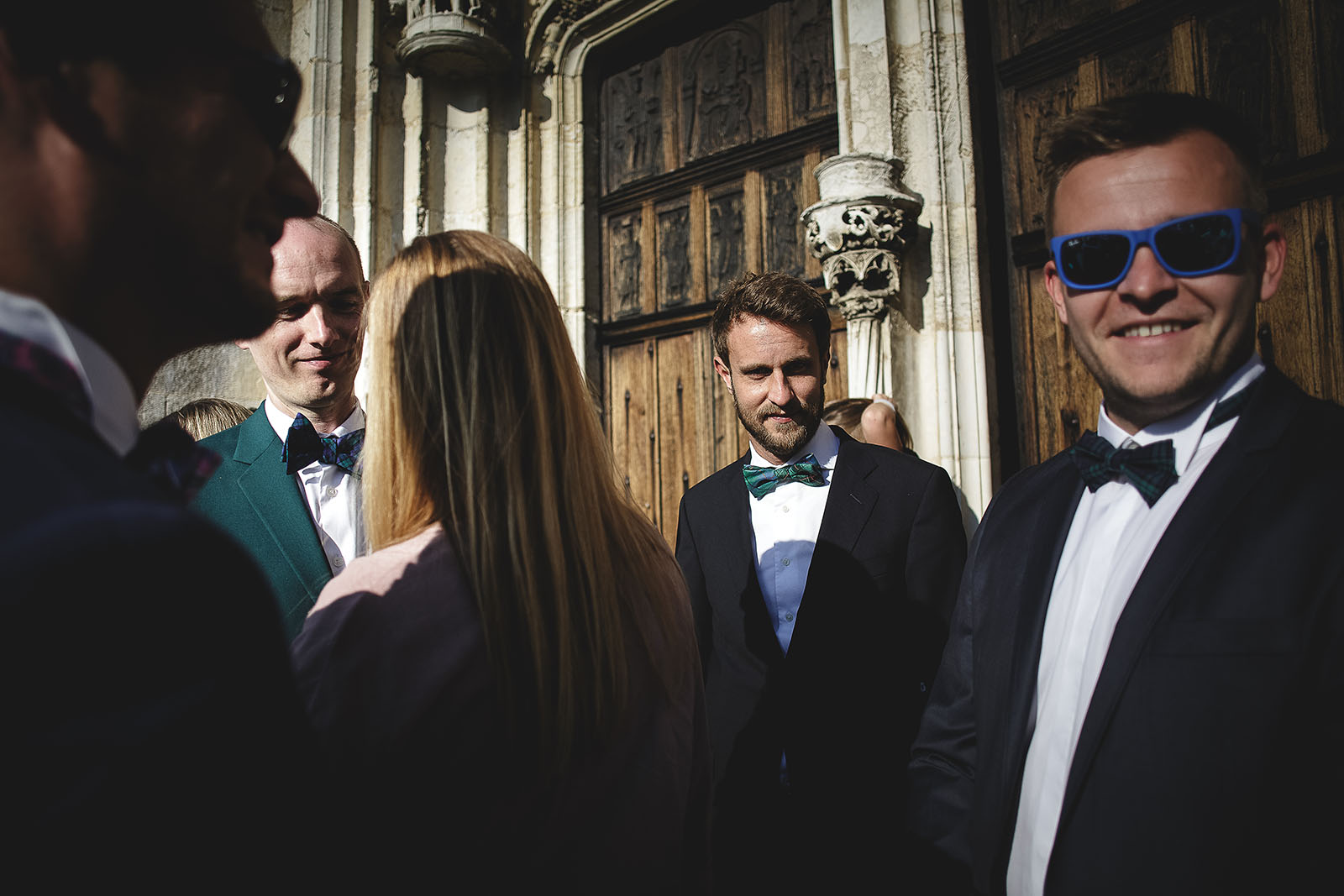 Mariage Manoir des Prévanches. David Pommier photographe de mariage. Les témoins et le marié devant l'église
