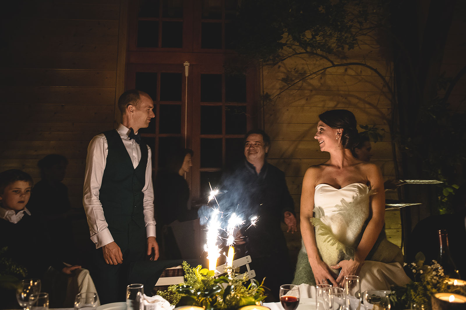 Mariage Manoir des Prévanches. David Pommier photographe de mariage. Les mariés devant le gâteau