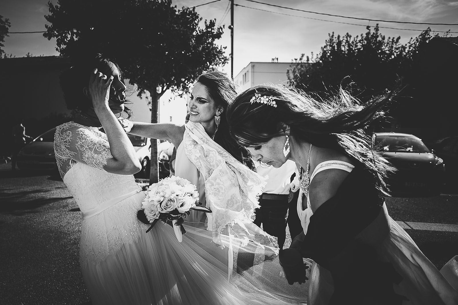 Mariage Villa Quélude David Pommier photographe de mariage Marseille. Le vent dans les cheveux de la mariée