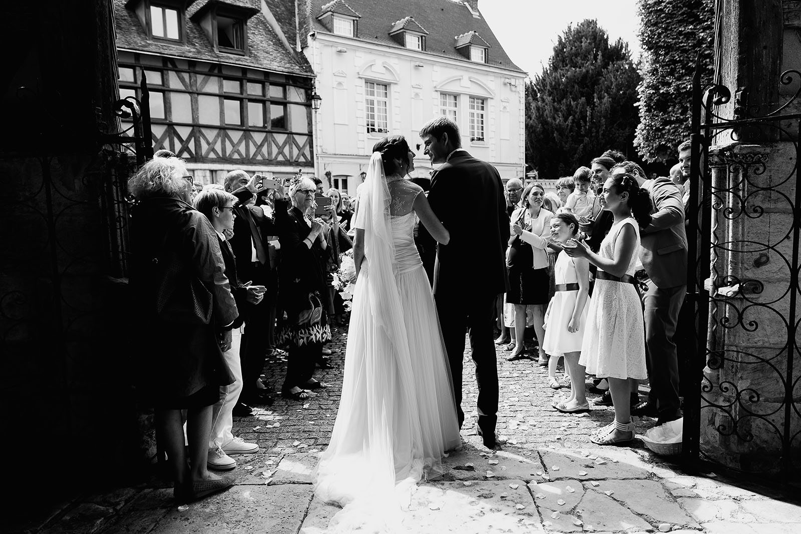 Mariage au Manoir de Corny en Normandie. Les mariés à la sortie de l'église aux Andelys