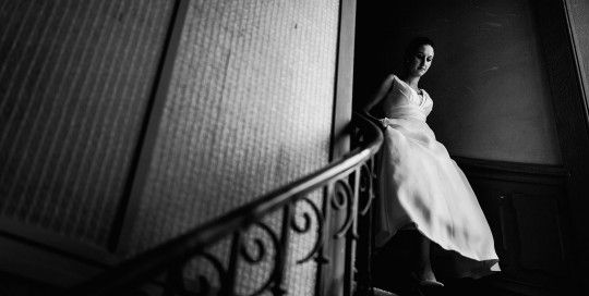 Photographe de mariage à Lyon. La descente d'escalier de la mariée