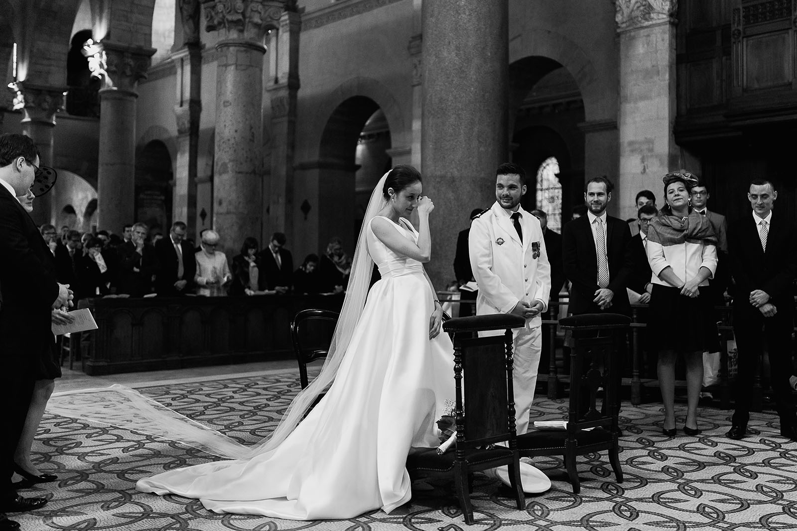 Photographe de mariage à Lyon. La mariée en pleure à l'église
