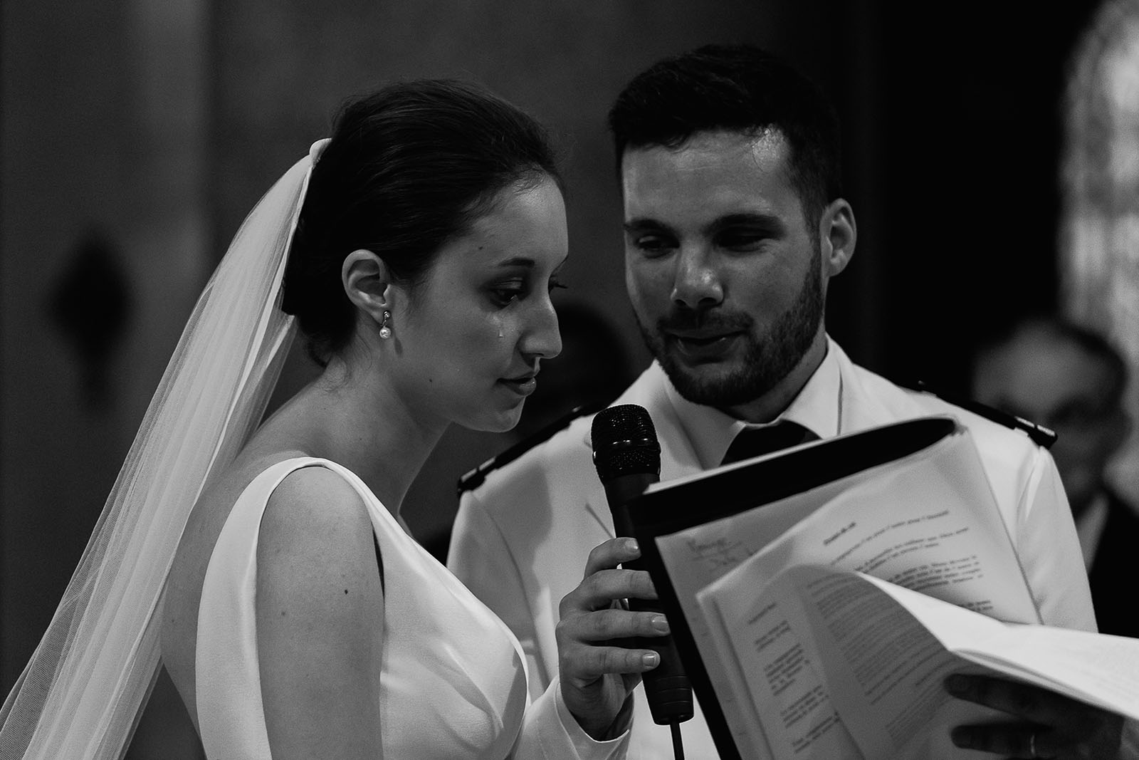 Photographe de mariage à Lyon. Les larmes de la mariée pendant la cérémonie à l'église