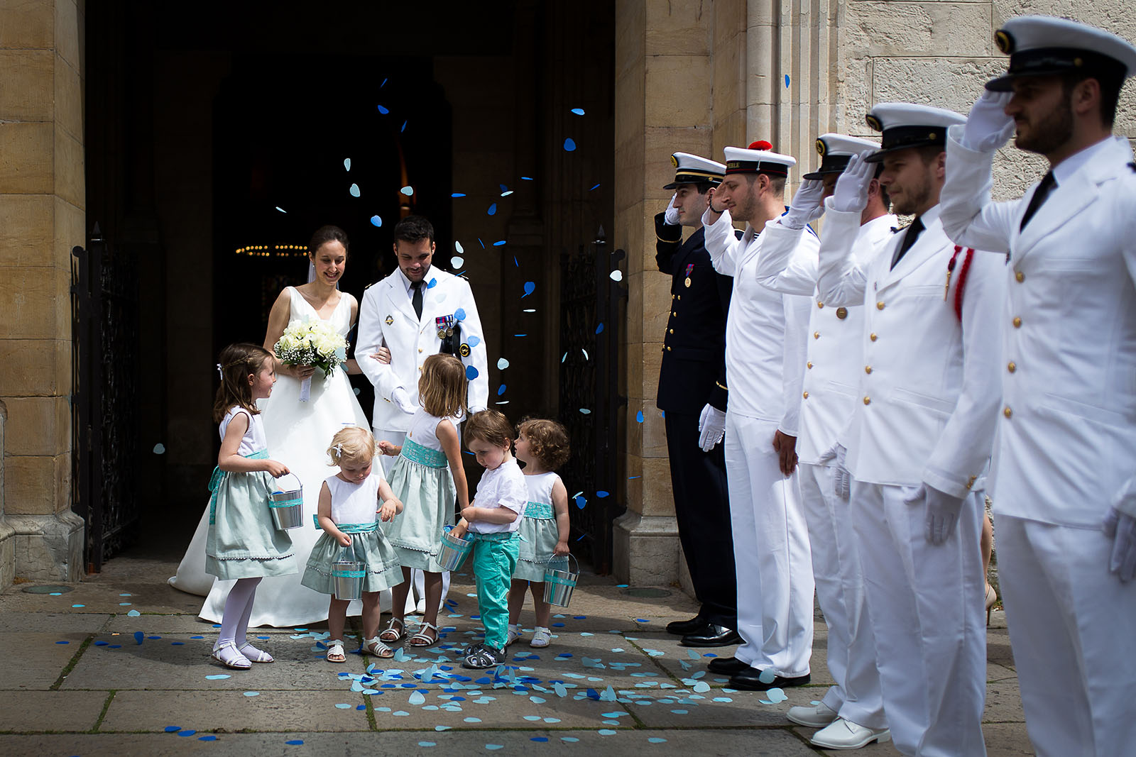 Photographe de mariage à Lyon. Sortie de l'église avec salut militaire et marins