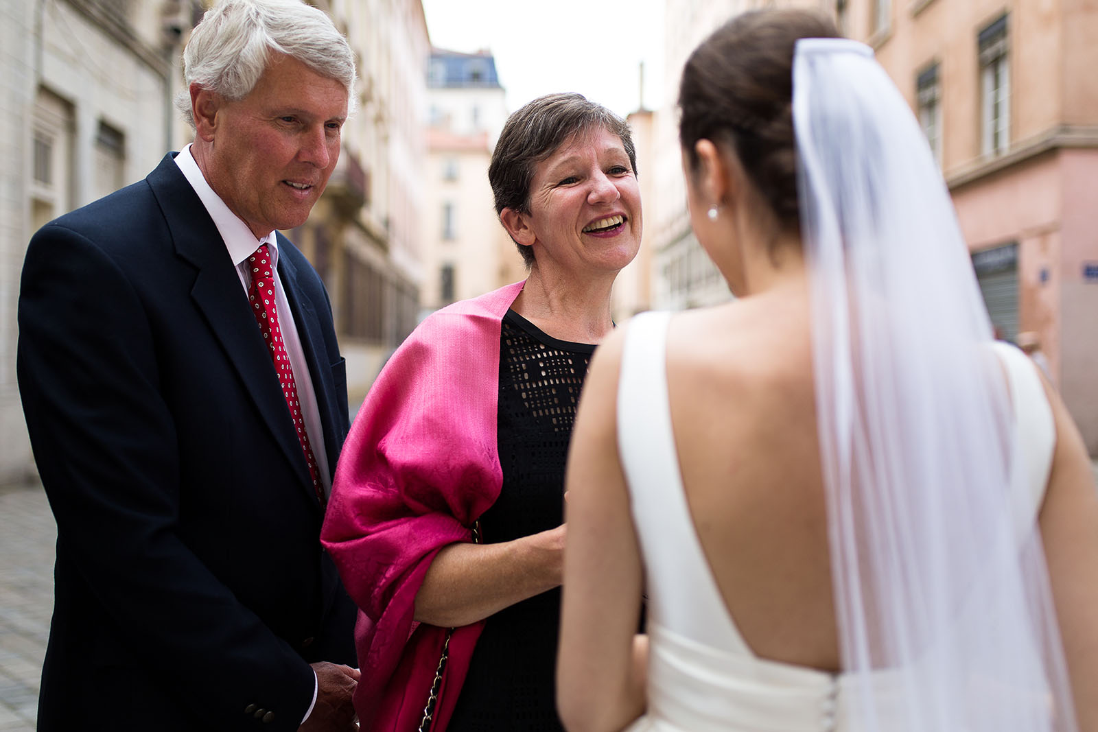 Photographe de mariage à Lyon. La mariée avec ses invités