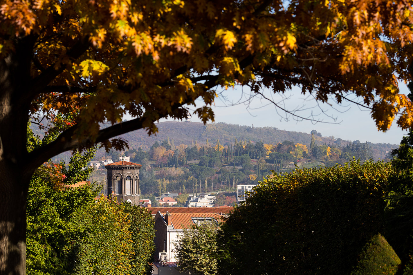 Hotel Royal Saint Mart Royat Clermont Ferrand Vue sur l'église de Chamalière en automne