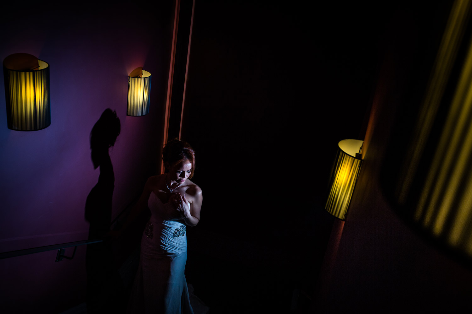 Une photo de la mariée dans les escaliers du restaurant Marguerite de Paul Bocuse à Lyon. Eclairage créatif