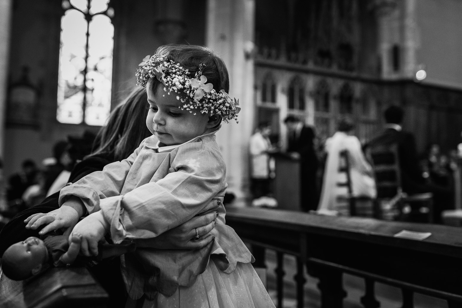 Reportage photo de mariage à Lyon - Manoir de la Garde. Enfant dans l'église