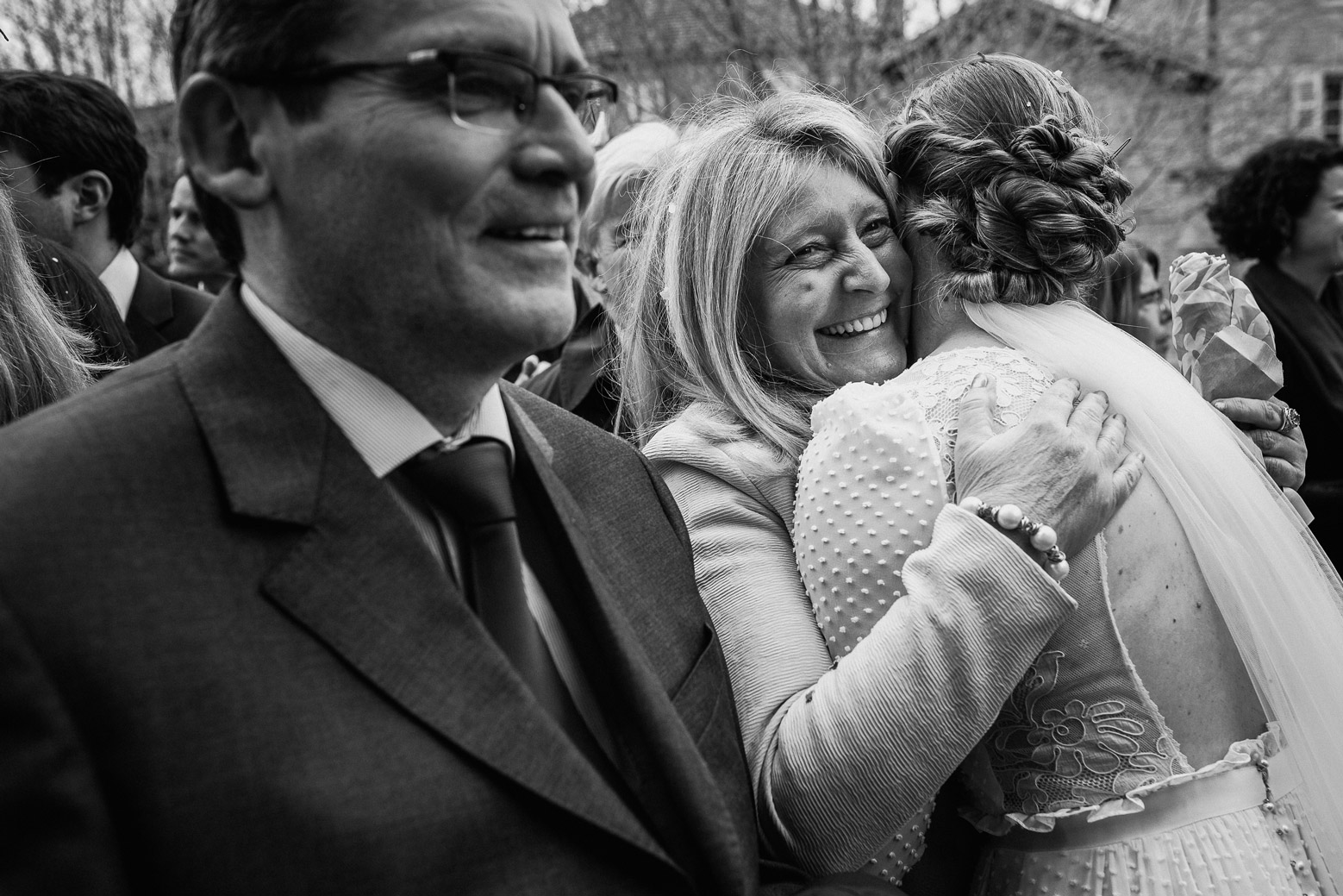 Reportage photo de mariage à Lyon - Manoir de la Garde. Sortie de l'église