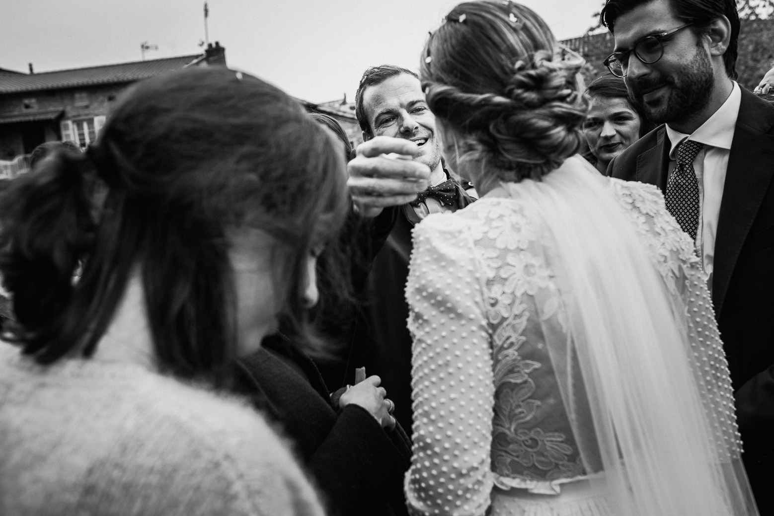 Reportage photo de mariage à Lyon - Manoir de la Garde. Les invités félicitent la mariée