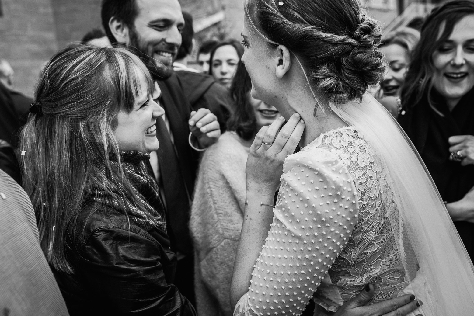Reportage photo de mariage à Lyon - Manoir de la Garde. Embrassade