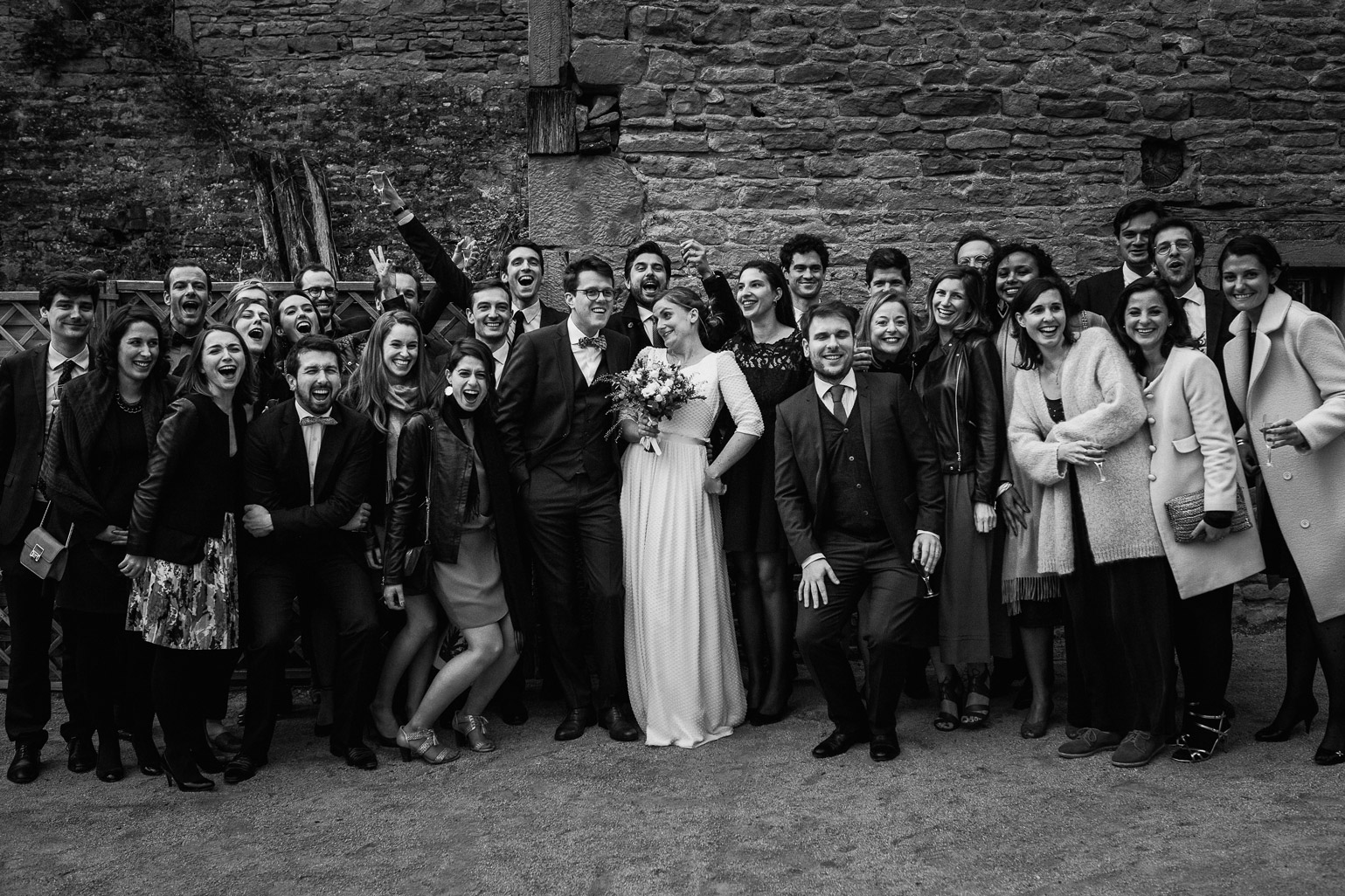 Reportage photo de mariage à Lyon - Manoir de la Garde. Photo de groupe