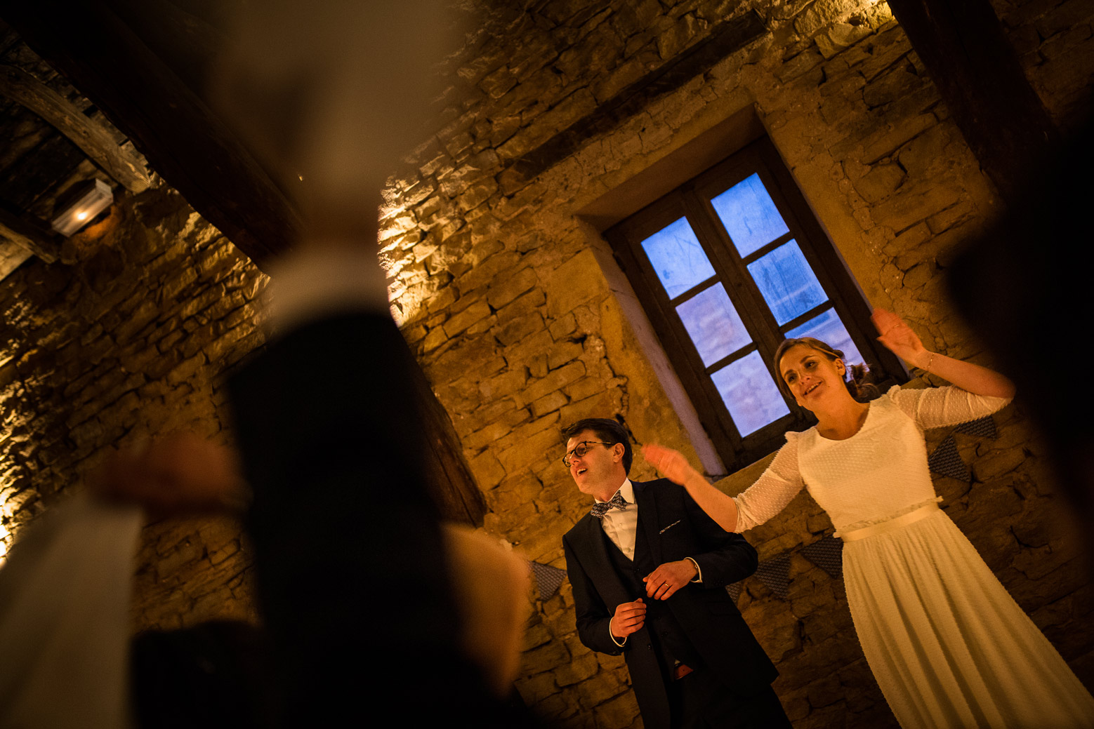 Reportage photo de mariage à Lyon - Manoir de la Garde. Les mariés à table