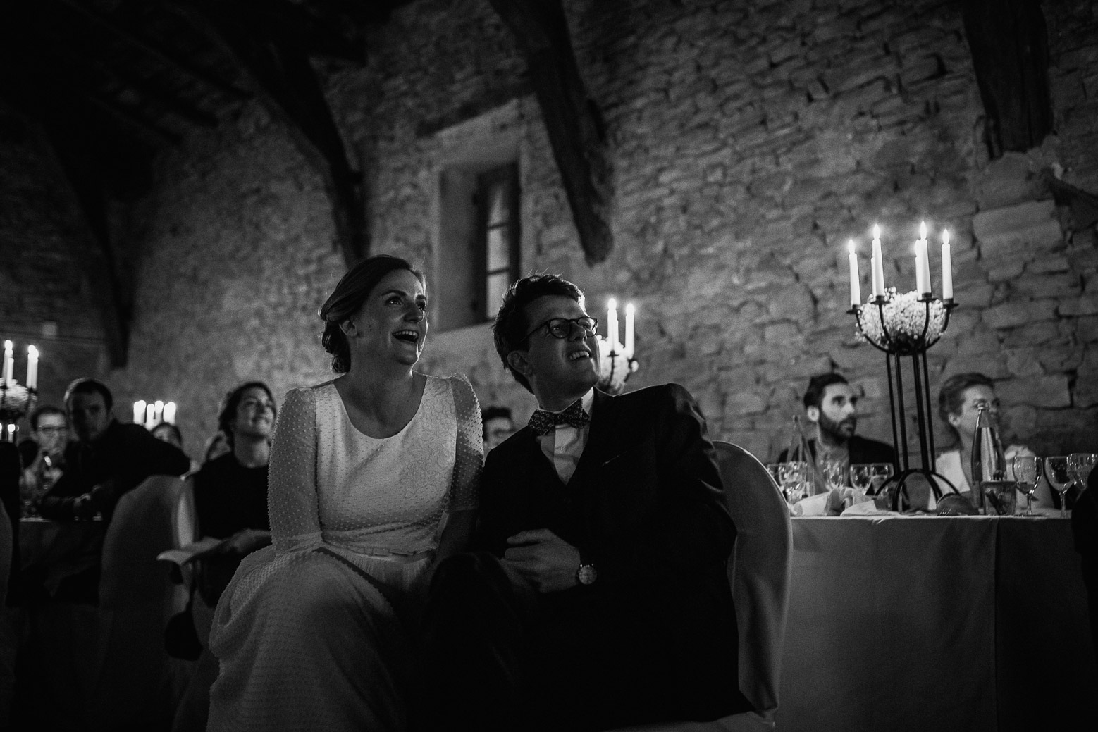 Reportage photo de mariage à Lyon - Manoir de la Garde. Les mariés regardent une vidéo