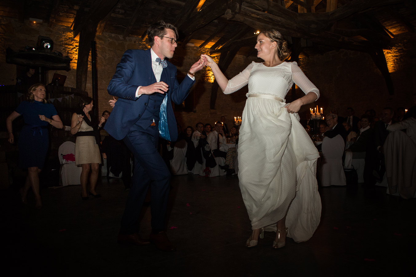 Reportage photo de mariage à Lyon - Manoir de la Garde. Danse des mariés