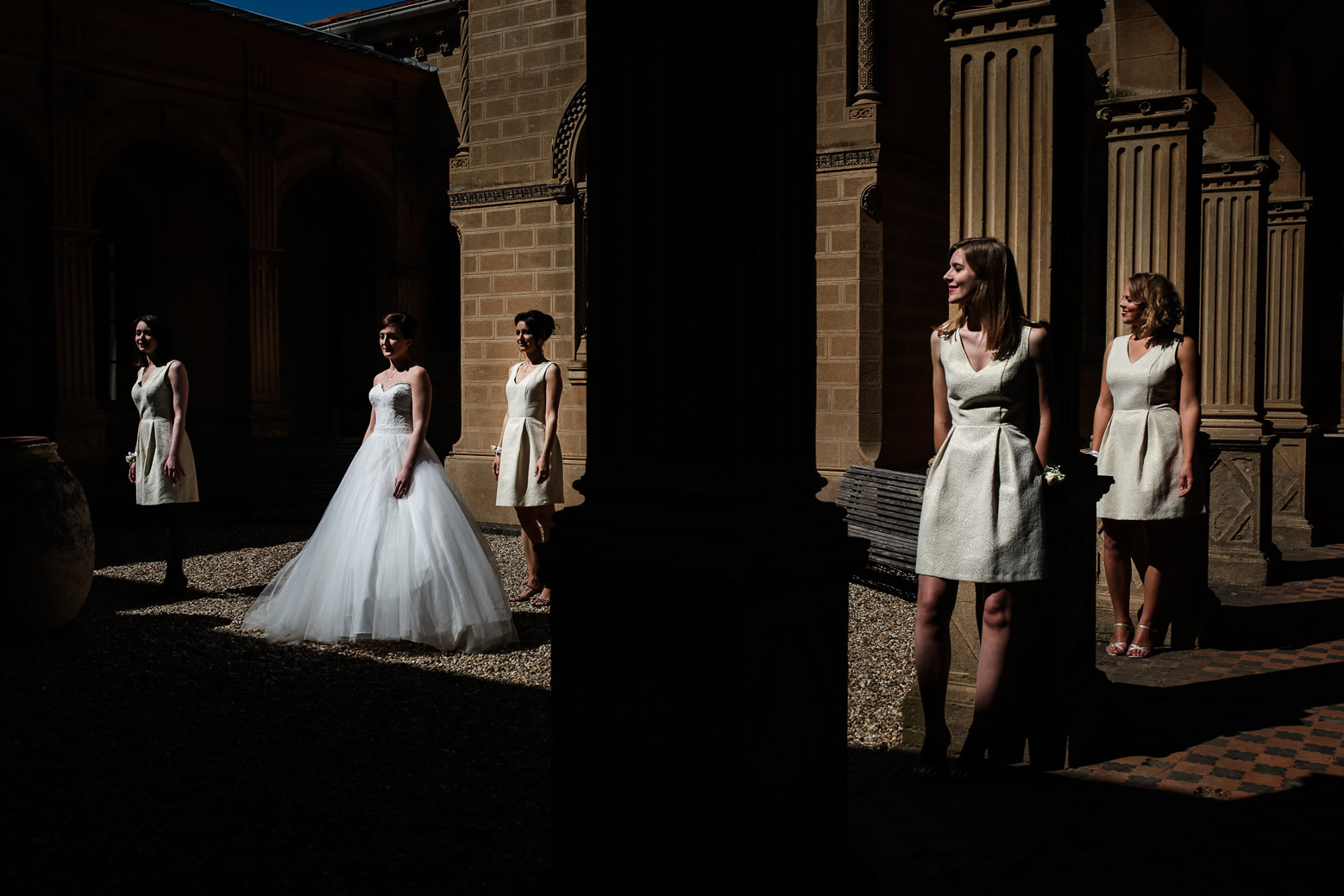 Photo créative de la mariée avec ses témoins au château de Saint Trys à Anses