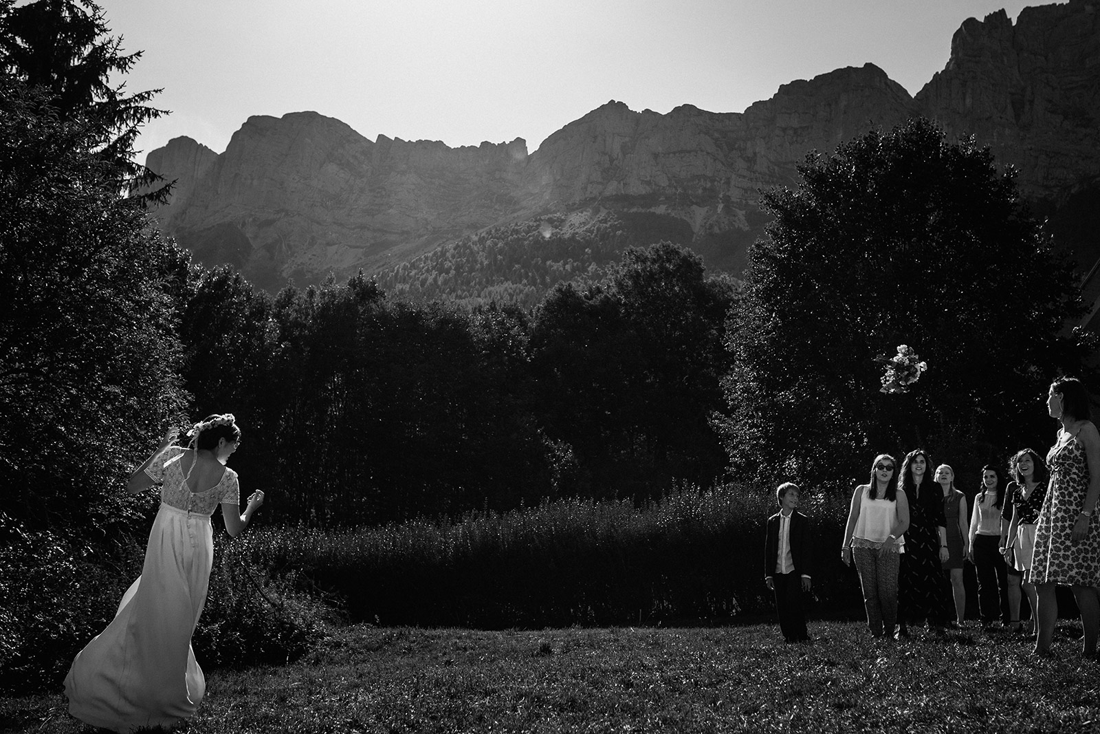 Meilleures photographies de mariage du photographe de mariage David Pommier. Grenoble. Galerie de photo de mariage David Pommier. Mariage à la montagne. Lancer du bouquet à Grenoble