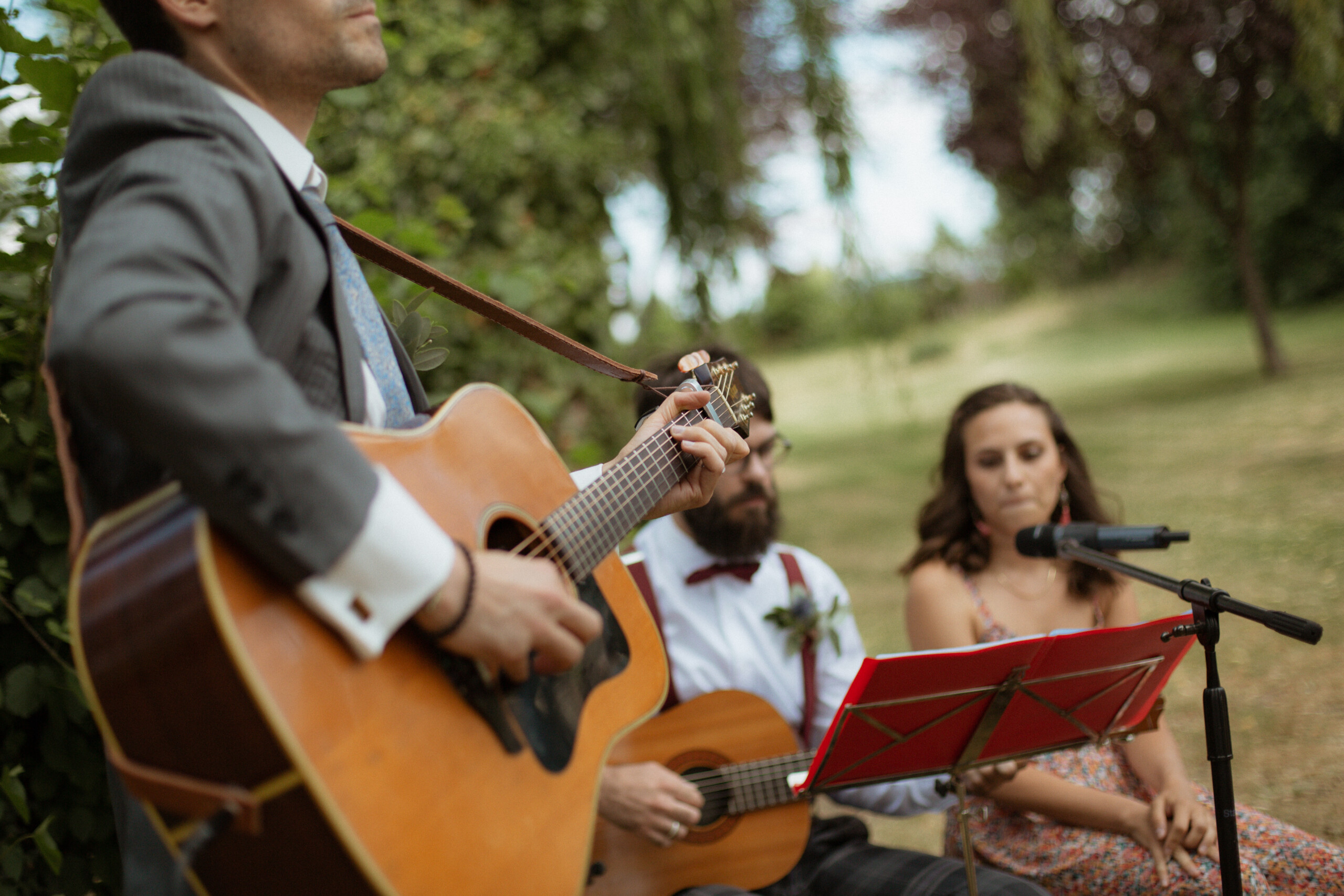 Invités jouant de la musique à la cérémonie de mariage